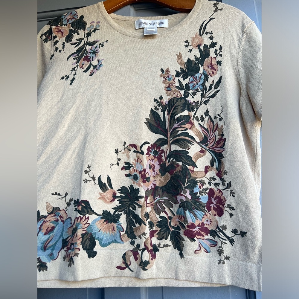 Jones New York size M gorgeous floral short sleeve top in neutral‎ colors - Picture 2 of 7